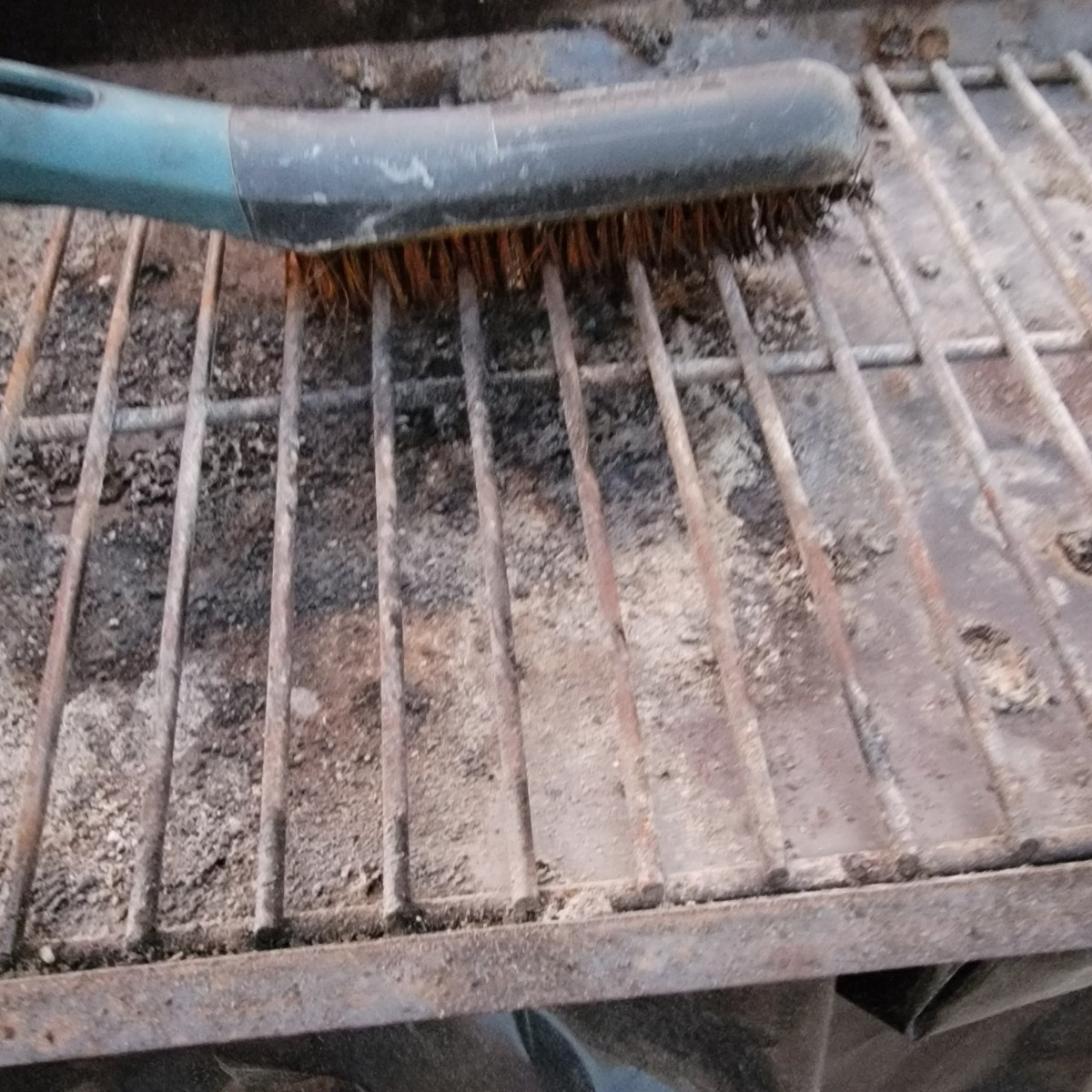 Easiest way to clean this grate?
